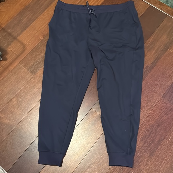 Zella Live In Pocket Joggers with drawstring waist in black - Picture 3 of 5